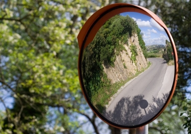 Gương cầu lồi – “mắt thần” ở các góc khuất nguy hiểm