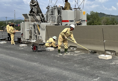 Thi công sơn dải phân cách